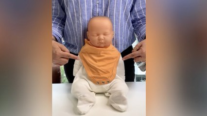 Astuce de maman : Transformer un body de bébé en bavoir