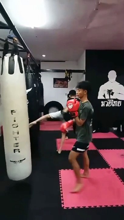 Latihan muaythai