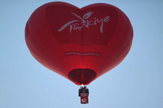 Kapadokya’da sıcak hava balonları Türk bayrakları ve pankartlarla uçtu