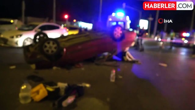 Otomobiller kavşakta çarpıştı, Tofaş hurdaya döndü: 2 yaralı