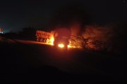 तेल से भरे टैंकर और ट्रेलर में भीषण भिड़ंत, आग का गोला बनी गाड़ियां, ड्राइवर जिंदा जला, देखें खौफनाक VIDEO