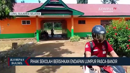 Pihak Sekolah Bersihkan Endapan Lumpur Pasca-Banjir