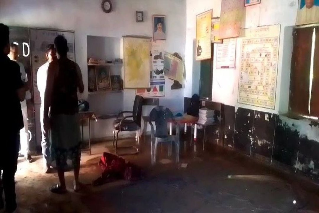 जर्जर स्कूल भवन में पढ़ने को मजबूर विद्यार्थी: हादसे की आशंका, जिम्मेदार बेखबर