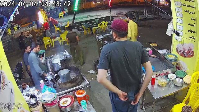 گلستان جوہر بلاک 18 میں پٹھان کے ہوٹل پر ڈکیٹی کی واردات ہوٹل کے باہر بیٹھے ہوئے نوجوان سحری کر رہے تھے ویڈیو میں دیکھا جا سکتا ہے ملزمان اسلحہ لہراتے ہوئے ہوٹل کے اندر داخل ہوئے موبائل اور نقدی لے کر باسانی فرار