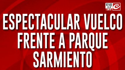 Camión perdió el control y protagonizó espectacular vuelvo frente a Parque Sarmiento