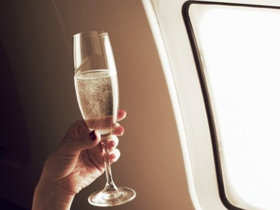Alkohol im Flugzeug? So gefährlich kann das sein