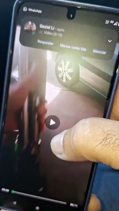 Vítima de golpe recebe vídeo ameaçador de suspeito com espingarda