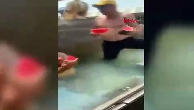 BURSA Sıcaktan bunalan işçiler, iş makinesinin kovasına doldurdukları suda serinledi