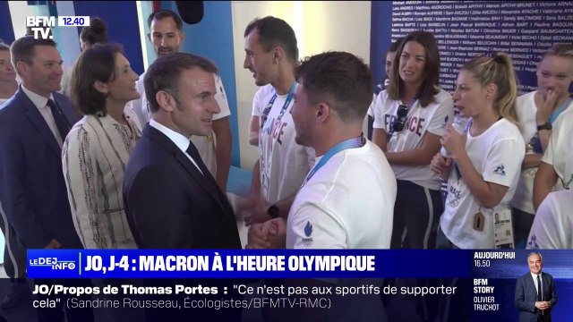 JO de Paris 2024: Emmanuel Macron salue les forces de police, les bénévoles et les athlètes lors de sa visite du village olympique