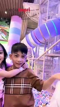 Keceriaan Presiden Jokowi Bersama Anak-anak saat Bermain di Playground