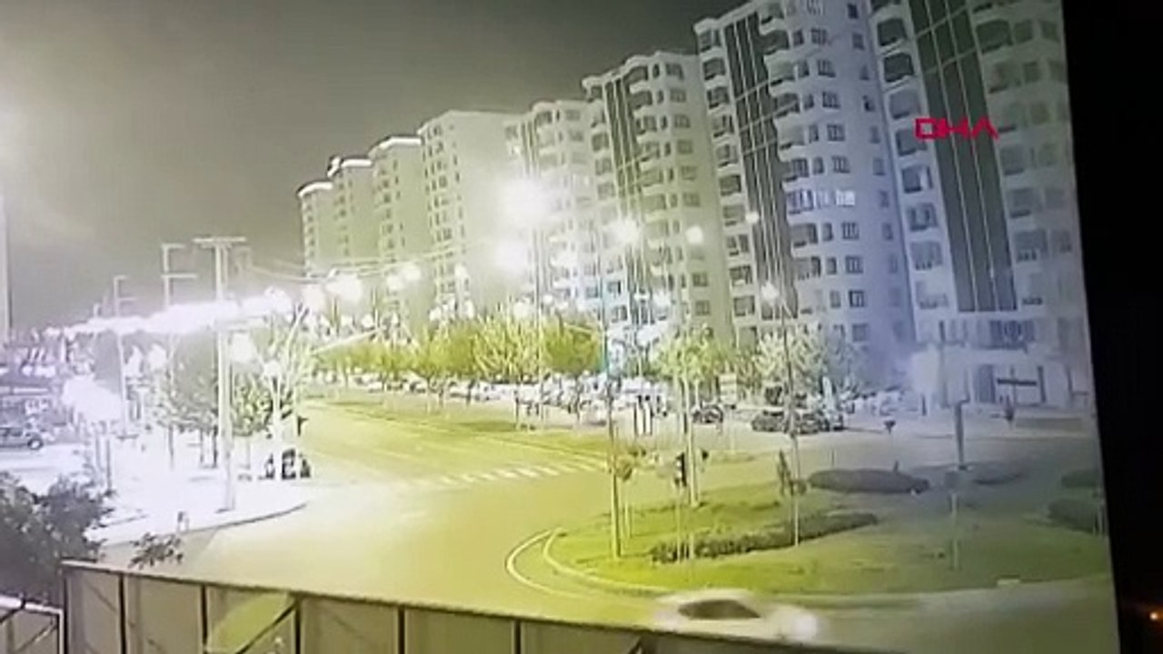 Diyarbakır’da otomobilin kavşağa çarptığı kaza kamerada