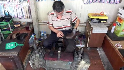 60 yılı aşkın süredir aynı sandıkla ayakkabı boyuyor