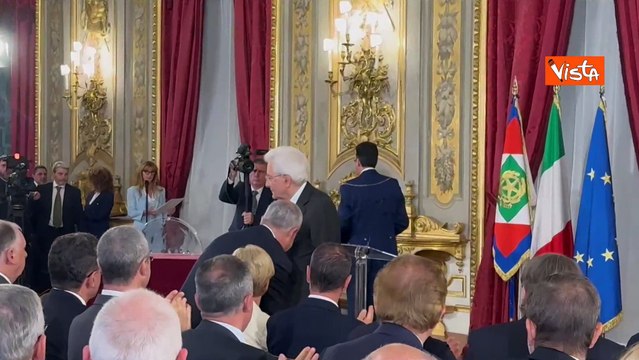 La stretta di mano tra Mattarella e l'autrice del Ventaglio Ilaria Caracciolo al Quirinale