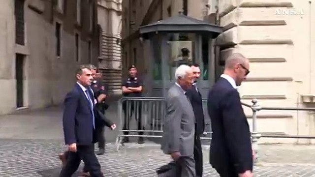 Roma, Costa arriva a piedi a palazzo Chigi per l'incontro con Meloni