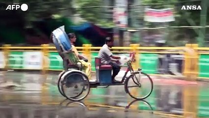 Télécharger la video: Bangladesh, soldati nelle strade di Dacca dopo le proteste e gli scontri