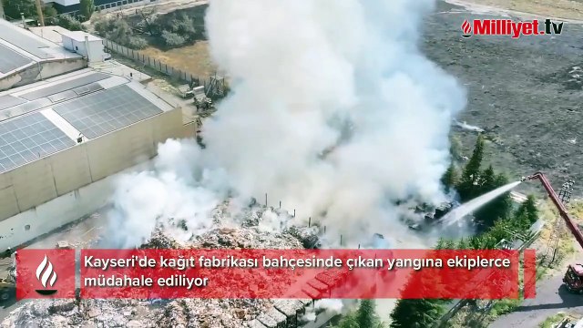 Kayseri'de kağıt fabrikası bahçesinde çıkan yangına ekiplerce müdahale ediliyor
