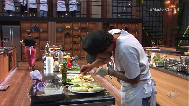 Ana Paula Padrão perde paciência e solta palavrão no MasterChef: “Quem aguenta?”