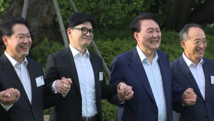 尹 "우리 한동훈 대표 잘 돕자"...2시간 '러브샷' 용산 만찬 / YTN