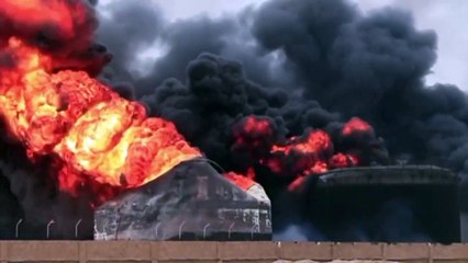 النيران لا تزال مشتعلة في ميناء الحُديدة بعد يومين من الغارات الإسرائيلية على اليمن