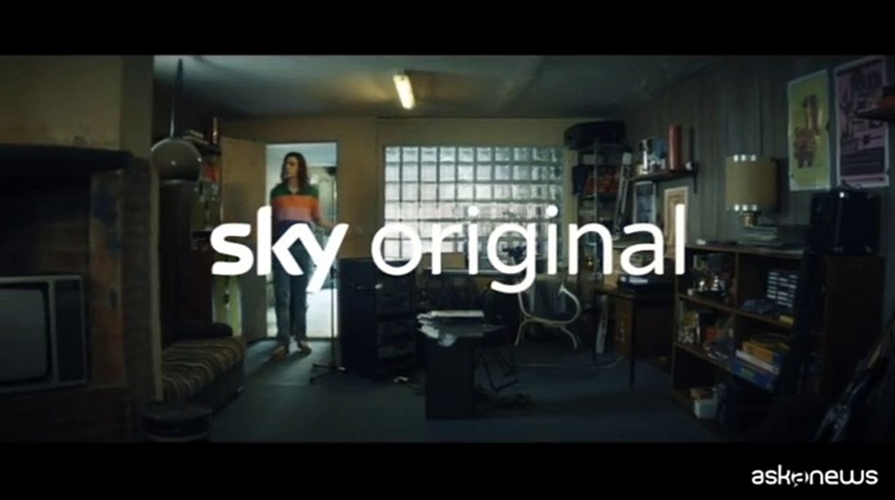 Max Pezzali incontra l'alter ego, arriva "Hanno Ucciso l'Uomo Ragno"