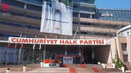 CHP Genel Merkezi'ne 'Katliam Yasasını Reddediyoruz' yazılı pankart asıldı