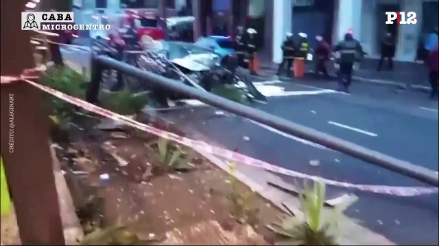 Un auto chocó contra una parada de Metrobús y atropelló a 5 personas