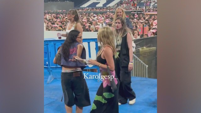 La actriz Ester Expósito bailando Karol G