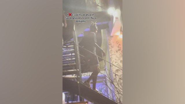 Nico Williams, escoltado de un resturante en Cerdeña por avalancha de gente