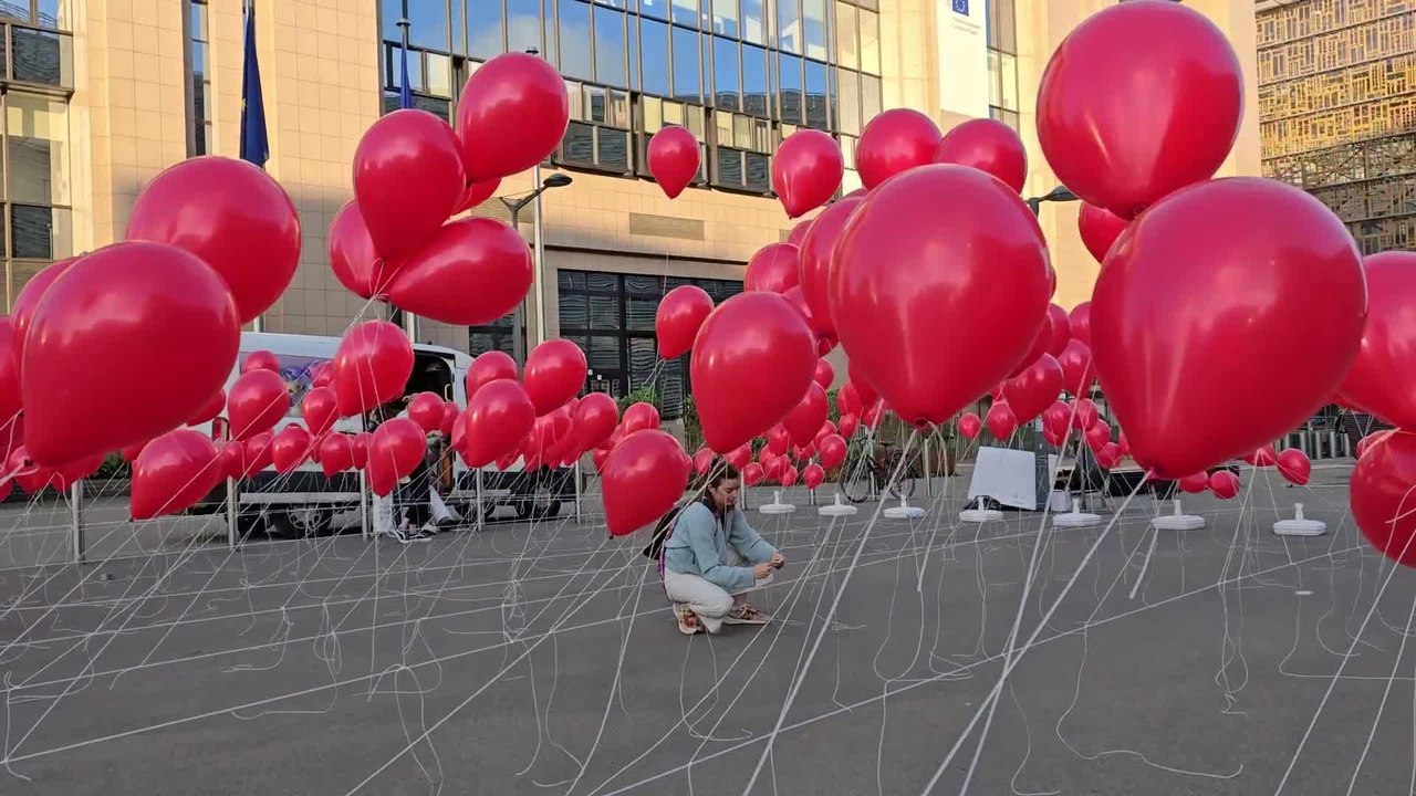 290 ballons rouges devant le Conseil de l'Union européenne pour la paix à Gaza