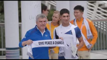 Descargar video: Parigi 2024: Thomas Bach inaugura il muro della Tregua Olimpica