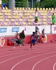 عدّاء بريطاني يخسر بطريقة غريبة سباق 200 متر في بطولة أوروبا