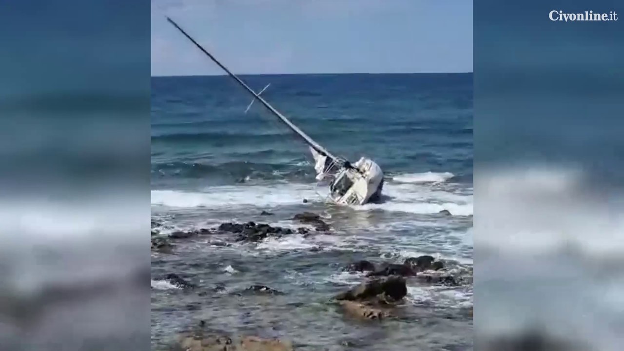 Barca a vela incagliata a Punta del Pecoraro
