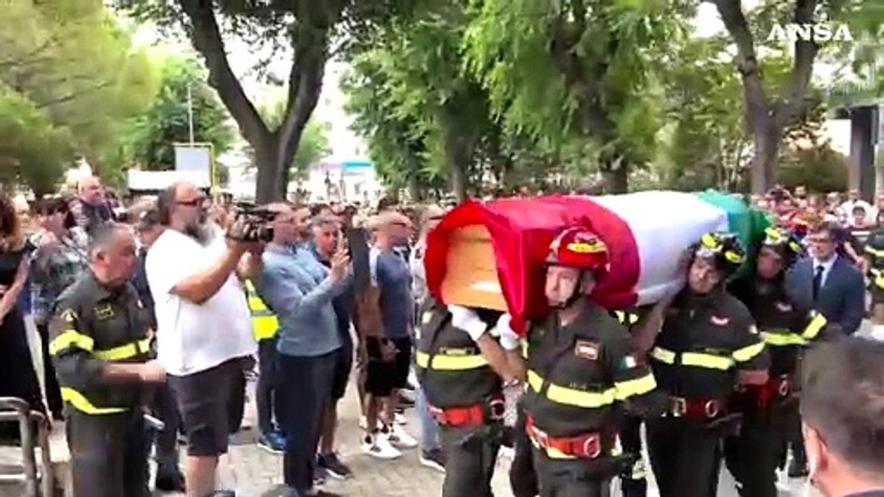 A Matera i funerali dei due vigili del fuoco morti durante lo spegnimento di un incendio