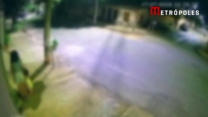 Tia chuta e bate cabeça da sobrinha em asfalto após ela tocar campainha e correr