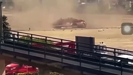 Tải video: L’elicottero dei vigili del fuoco si schianta a terra e prende fuoco