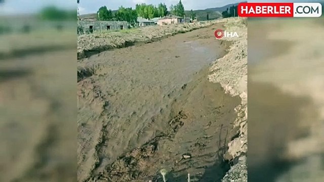 Başkale'de kuvvetli sağanak ve dolu yağışı sonrası sel meydana geldi