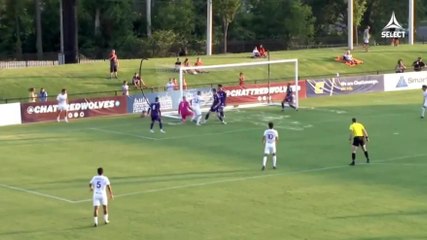 Riceve spalle alla porta e realizza un gran gol di tacco