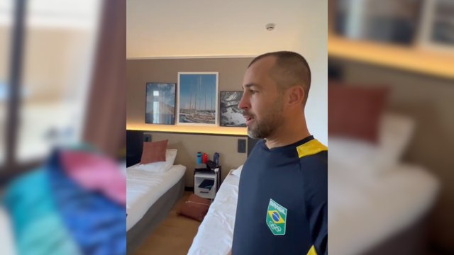 Atleta olímpico Bruno Fontes faz 'tour' pelo quarto das Olimpíadas de Paris 2024