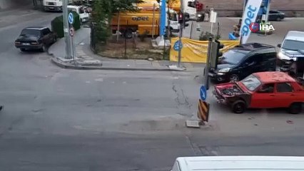 ‘Türk usulü’ yardım kamerada: Bozulan aracı ayaklarıyla ittiler