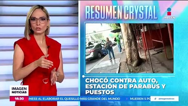 Automóvil pierde el control y choca con estación de parabús y puesto de periódicos