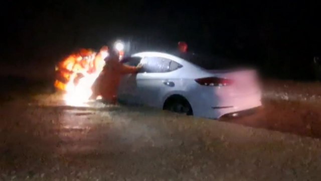 갑자기 불어난 물에 차에 갇힌 운전자...소방이 구조 / YTN