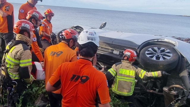 제주 애월읍 절벽에서 승용차 추락...50대 남성 구조 / YTN