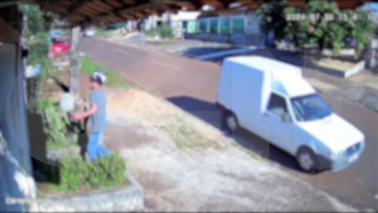 Câmera mostra arremesso de eletrônico durante entrega em Cascavel