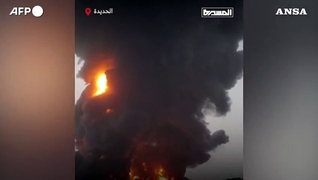 Yemen, raid ed esplosioni ad Hodeida: la tv degli Houthi mostra gli incendi