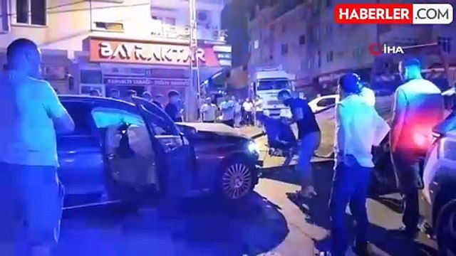 Sultanbeyli'de ters yönde ilerleyen otomobil seyir halindeki araca çarptı: 2 yaralı