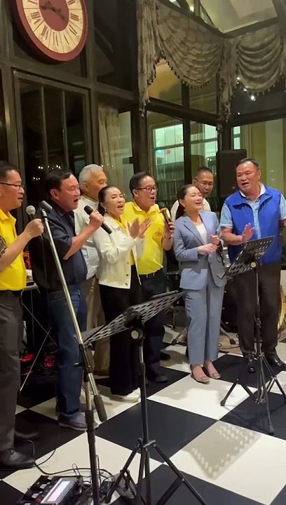 ทักษิณ ชินวัตร ร่วมร้องเพลงกับ กลุ่มนักการเมืองคนดัง