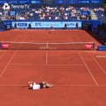 Un joueur de tennis français chute, mais arrive à marquer le point