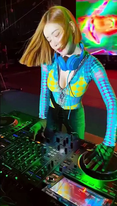Les rave party en Mongolie c'est bizarre... des chevaux dans le public