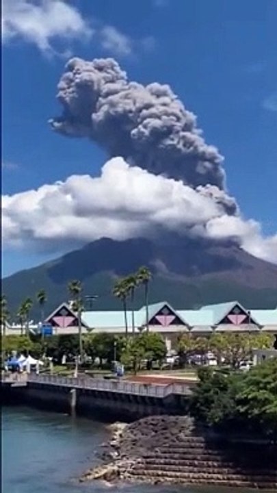 Eruption magnifique du mont Sakurajima au japon