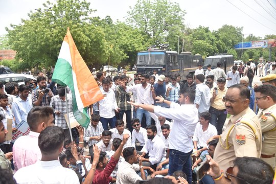 छात्रों को रोकने वाटर कैनन-बसें लेकर पहुंची पुलिस, थप्पड़-लातों से मारा